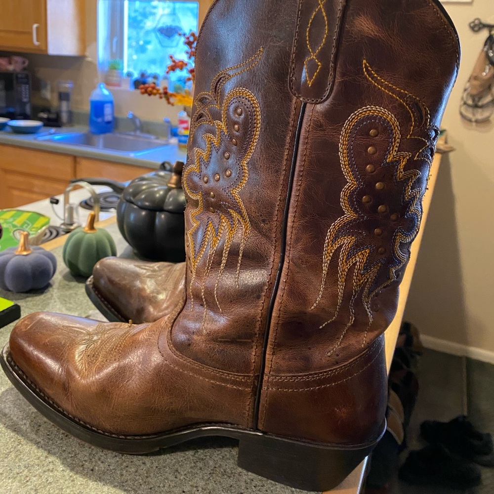 Laredo cowboy boots woman’s size 8m, hardly worn!
